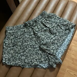 Super cute sunflower shorts